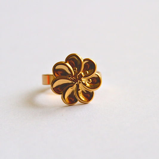 Gold Floral Statement Ring – Elegant Bloom Design