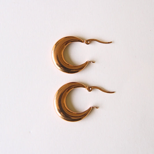 Elegant Moon-Shaped Hoops Golden Crescent Anti-Tarnish Earrings