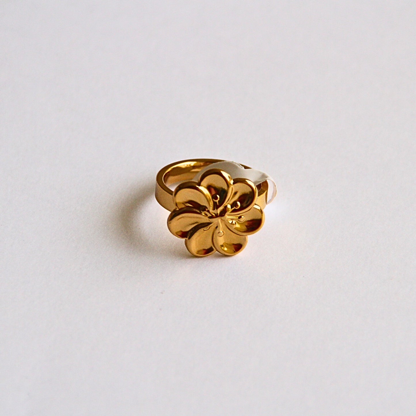 Gold Floral Statement Ring – Elegant Bloom Design
