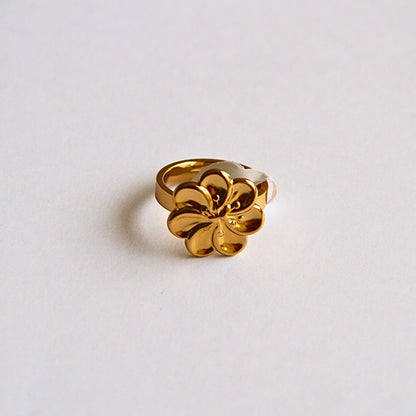 Gold Floral Statement Ring – Elegant Bloom Design
