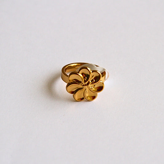Gold Floral Statement Ring – Elegant Bloom Design