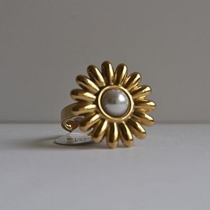 Pearl Flower Gold Ring – Elegant Floral Statement Jewelry size 19